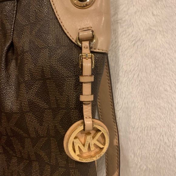 Michael Kors purse with handle and shoulder strap - Picture 2 of 12